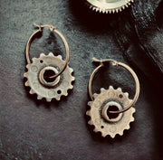 Cog-wheel earrings
