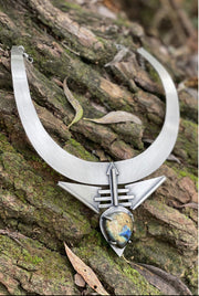Magic earth choker